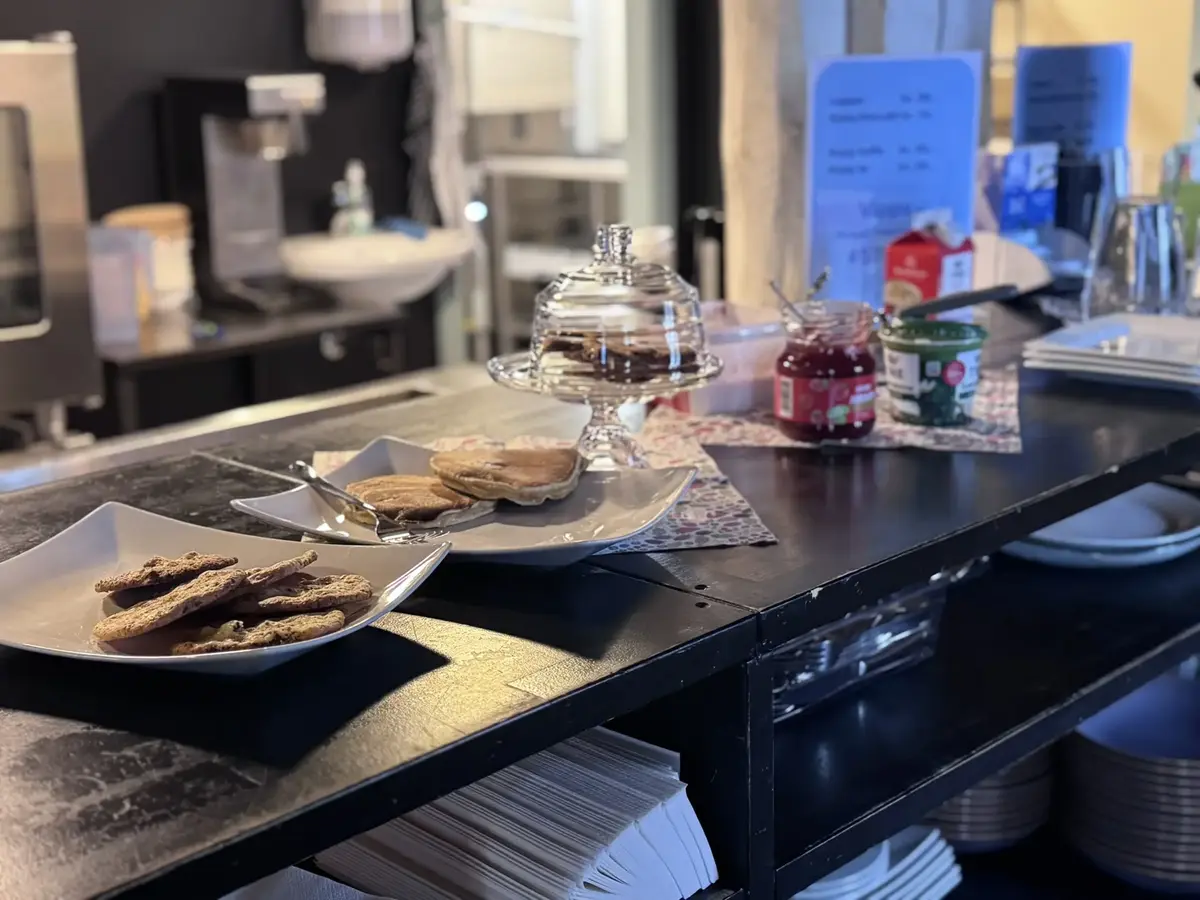 Vi ser en disk med fristene kjeks og lapper, en del  av det du kan kjøpe om du kommer på Åpen Dør onsdager