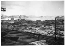 Kirkenes under gjenreisningen, ca. 1946. Betongskolen sees t