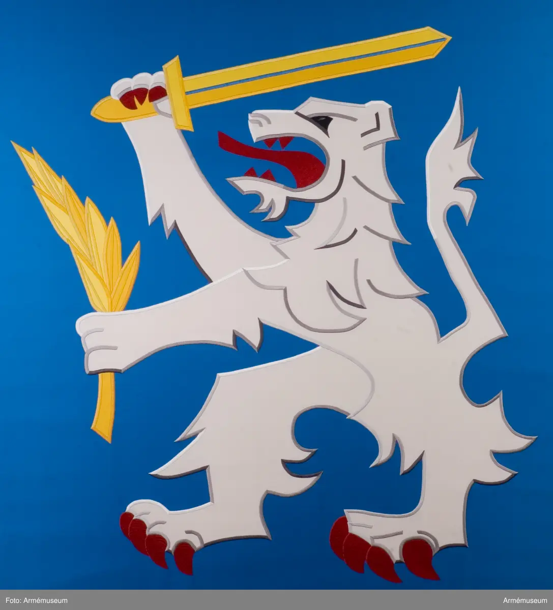 Blå fana med ett vitt lejon med röda och gula detaljer.

Fanduken är tillverkad av blått så kallat fansiden, kypertvävt, med applikationsbroderi i form av ett relativt kantigt framställt vitt lejon hållande ett gult svärd och en gul olivkvist med löv. Lejonet har röda klor och röd tunga.

Fanan är handbroderad med plattsöm, schattérsöm och applikationsbroderi. De gula detaljerna består av applicerat gult fansiden i två olika nyanser medan de röda detaljerna är broderade.

Fanstången är slät och vitmålad. Den nedre halvan mäter 118 cm varav doppskon är ca 11 cm lång och kromad, och skarvdelen av mässing är ca 18 cm.

Fanduken är märkt IB och GF 2007, troligen brodörerna Gertie Frid och Inger Broström.