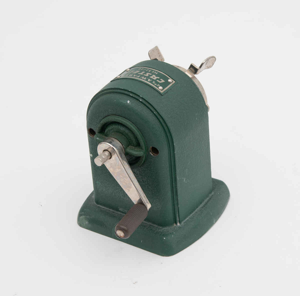 Grønn blyantkvesser med sveiv og skuff.