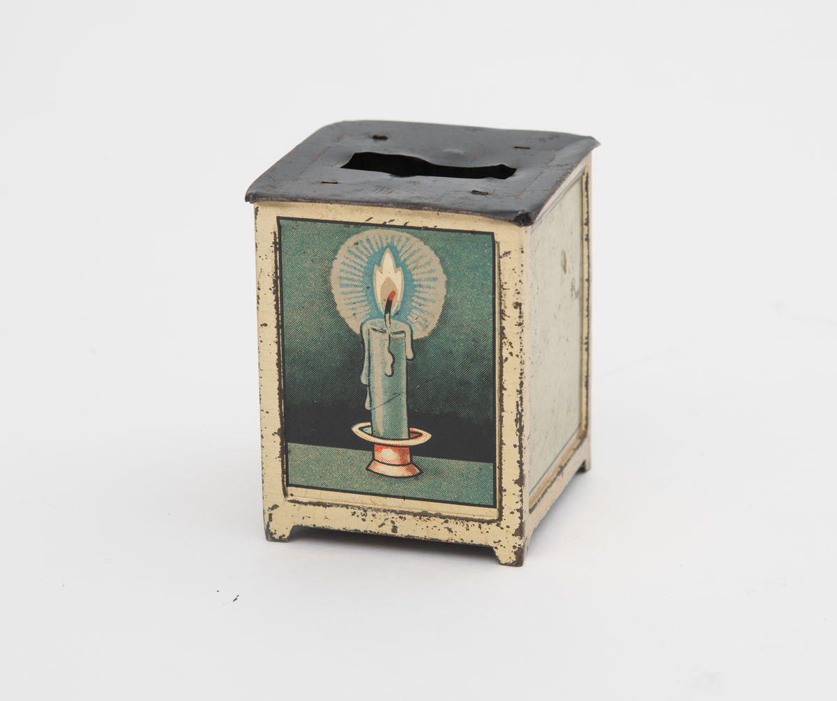 Sparebøsse i metall, med motiv av brennende stearinlys, med en 5 øre i sparebøssen.