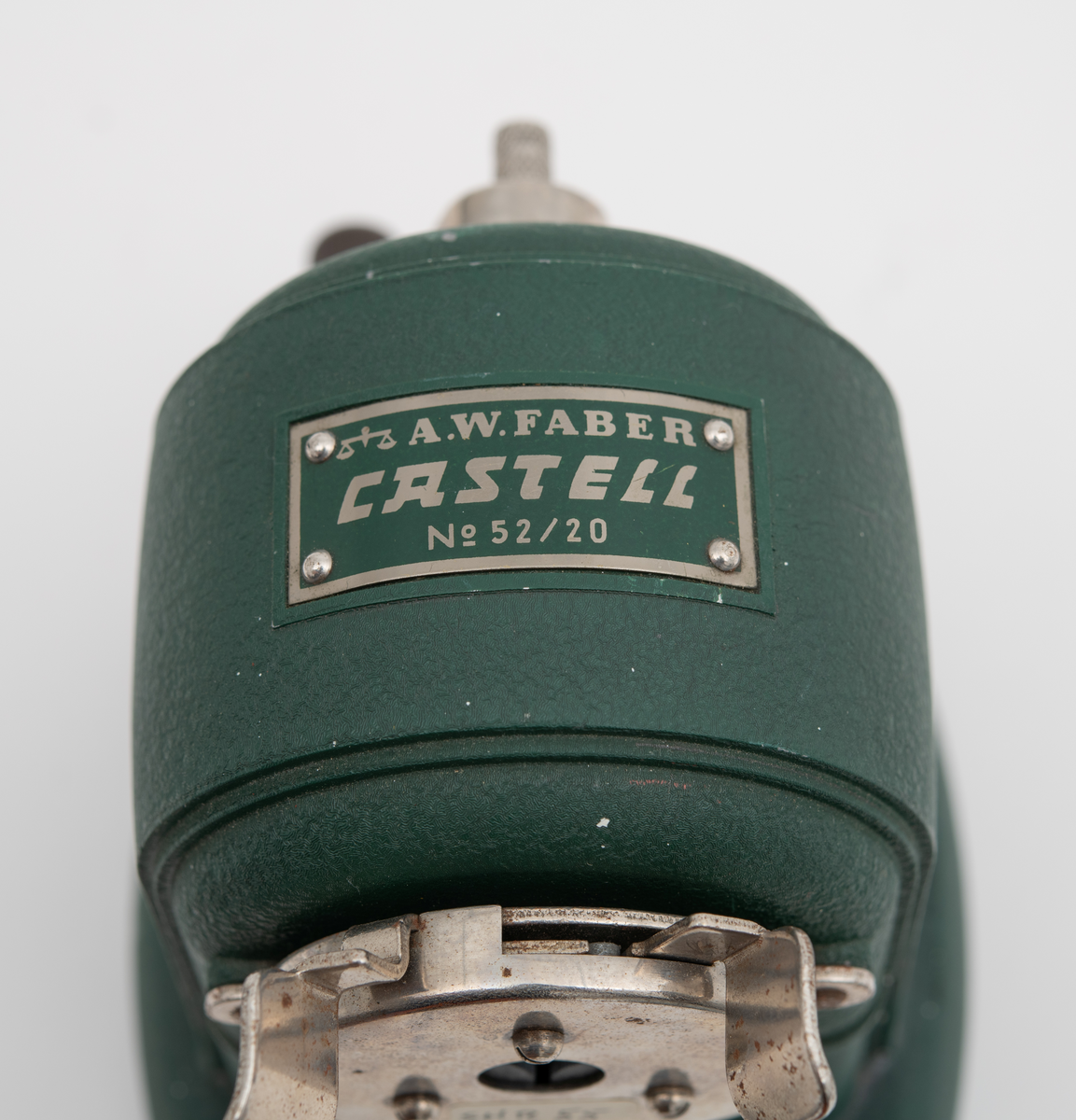 Grønn blyantkvesser med sveiv og skuff.