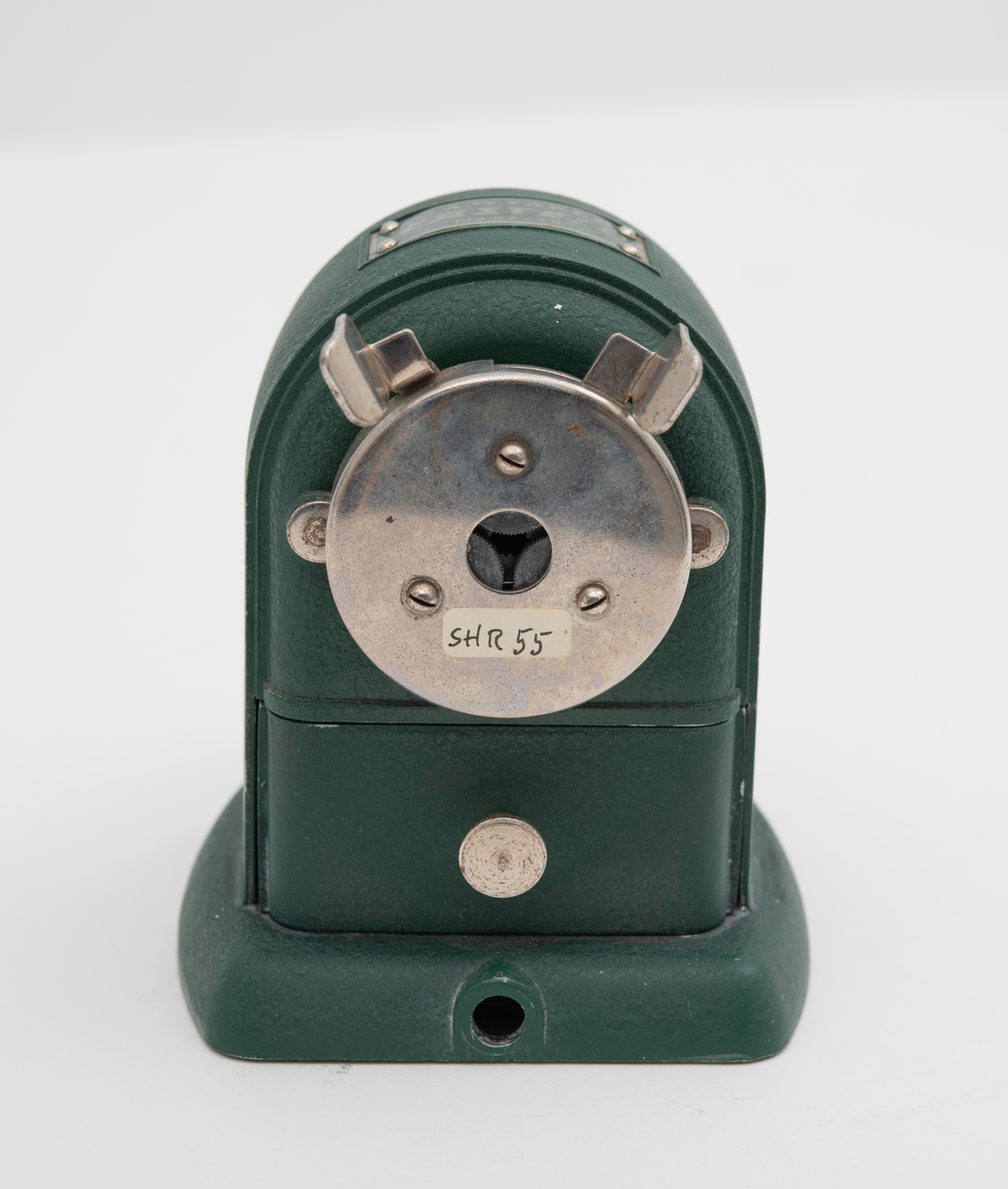 Grønn blyantkvesser med sveiv og skuff.