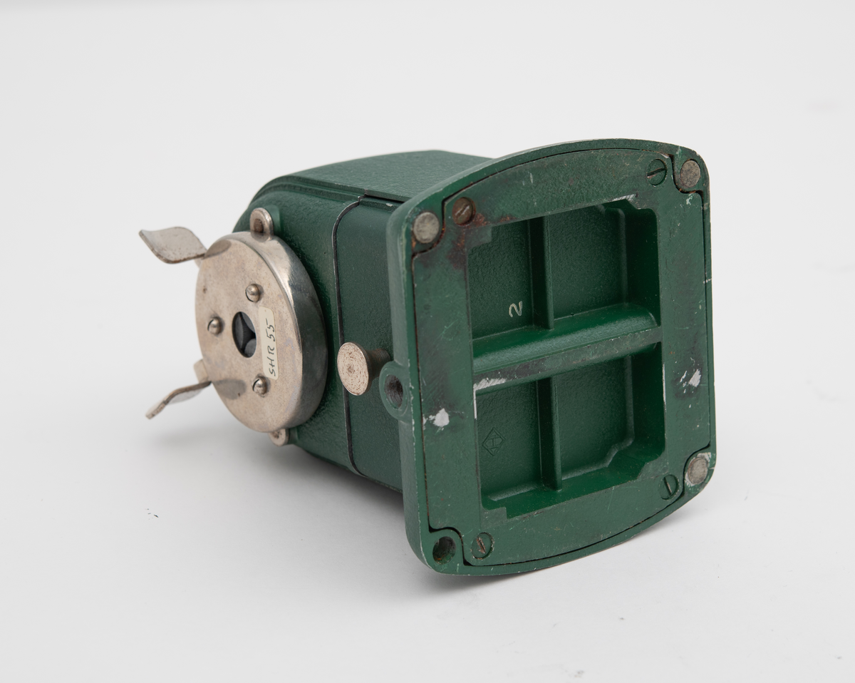 Grønn blyantkvesser med sveiv og skuff.