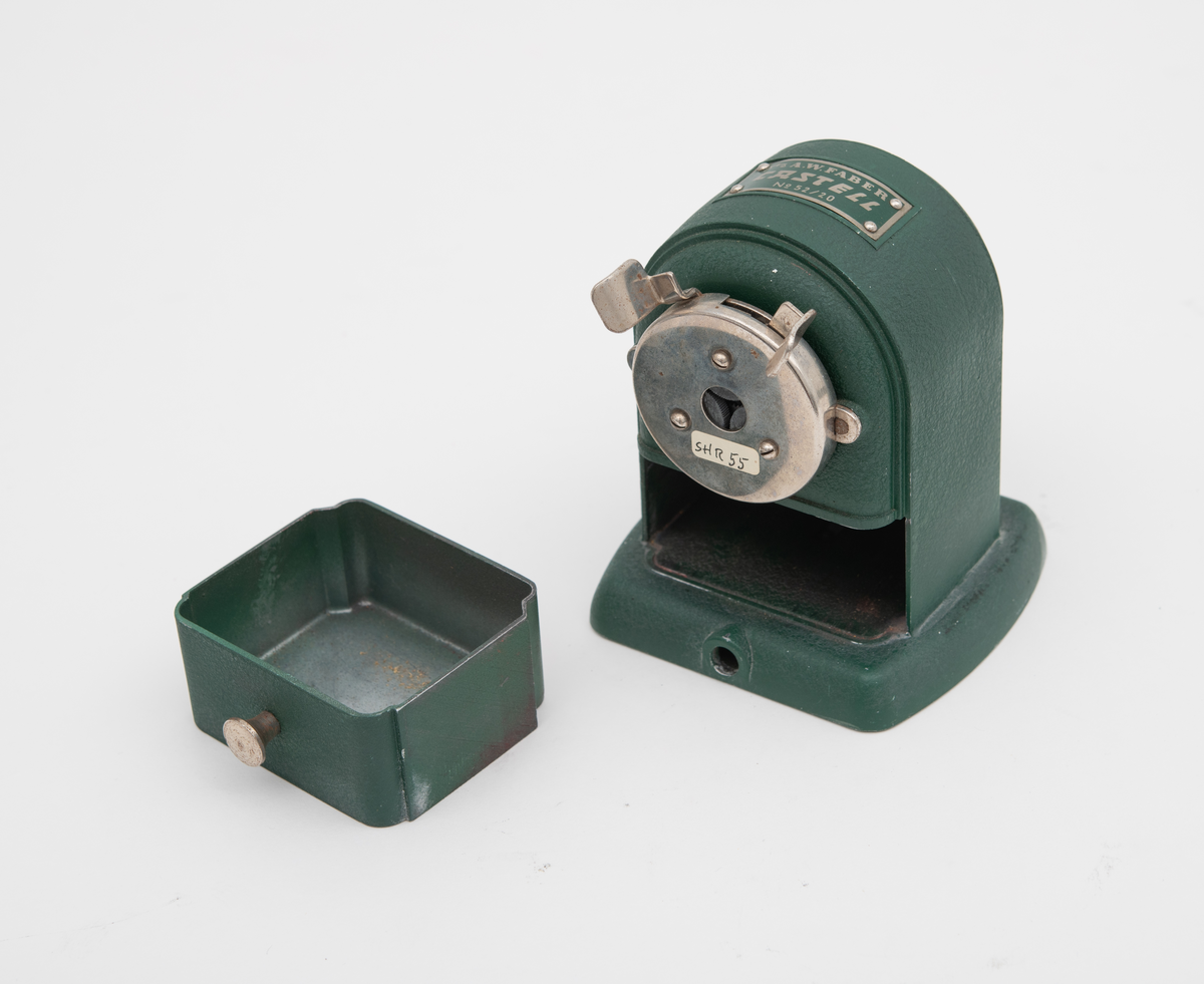 Grønn blyantkvesser med sveiv og skuff.