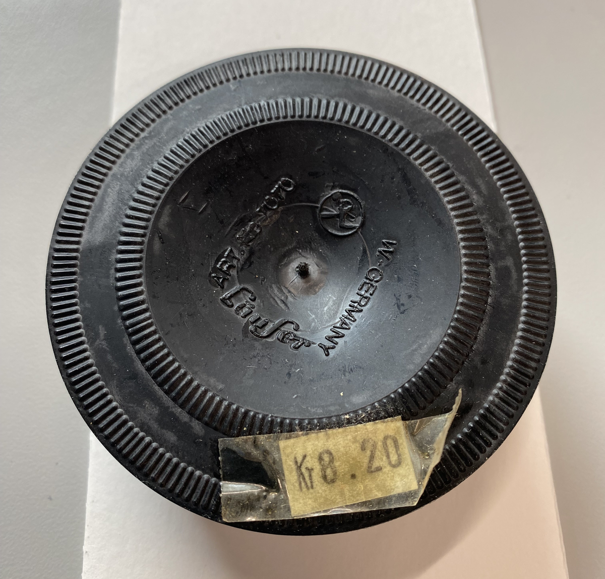 Svamp for fukt av fingre. Holder i svart plast. Oransje svamp av gummi.