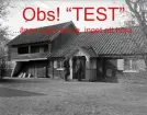 Intervju med kyrkvärden Hjalmar Andersson (f. 1862) i Västerlösa, där han 1935 berättar om sitt egenhändigt inrättade hembygdsmuseum. Som utfrågare hör vi lektor Anders Teodor Ålander.
ATÅ: Den där lilla stugan, ryggåsstugan där nere ---
HA: Jaa, jaa!
ATÅ: Var är den ifrån?
HA: Hon är ifrån Egeby mä. Förr, inna hon flôttes, då låg ho utmä vägen där nere eller kanske räktorn så nån gång där nere, vi va visst å såg på na, minns ja. Å sen har ho ligget där hemmä ve gården. Se dä va hele bynn lå där ôppe, så dä va mellagårn, kalles dä där. Å sen --- dä vart --- han feck lâv å å å å gå ifrå sin gårl, å då feck han bygge där nere å fick jorl utav min farfar. Så han flôtte dit å så ---, dä har stått rysligt länge. Dä finns --- dä va gamlä bräder sôm va sôm står på fjortonhunnretalet årtal.
ATÅ: Fjortonhundratalet?
HA: Jaha dä va dä dä, så gammelt, men dä har nog flôtt, följt mä. Men dä va i ett uthus, sôm a inte ville, att dä skulle mä, utan dä va i ett brä --- e plankä sôm va inhugget. Ja har den där la jag för sig hemmä, så den finns hemmä, fast dä inte är bare tyret.
ATÅ: Bodde det folk i den, innan den kom hit?
HA: Jaha, dä gjorde dä, men ho sto öde en nåra år. Han va tôrpärä hemmä han där --- å å å så han geck å arbetede, men sen do ho gumma, hans husträ, å sen feck han flôtte te, te en sôn, å sen vart ho öde, så ropa ja in na, ga hunnra banko, hunnrafämti kroner för den. Å sen jorl ja na i årning. Så ho va där sôm ett museum mä. Ja hade lite gamle möbler, för dä va lösöreauktion där, å där köpte ja in de gamle möblera där. Dä va bare te ställä in. Så dä va likedant, sôm dä vart förut.
ATÅ: Den där loftboden, såm finns därnere, var är den ifrån?
HA: Ja, dän ä ifrån ---, dä har ejäntlien dän där äldste, Anders Pärssân har, --- så dän ä nog âppsatt i början på sjuttonhunnratalet.
