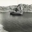 Motorseglaren PIRAYA ligger förtöjd vid en klippa i Ålands skärgård 1958 i samband med Kajsa Granborgs födelsedag den 20 juli.