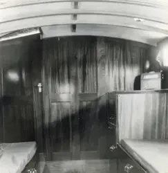 Interiörbild från motorseglaren PIRAYA. Vy över köket och ra