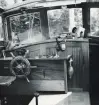 Interiörbild på styrplats, båtradio och ekolod ombord på motorseglaren PIRAYA 1967.