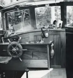 Interiörbild på styrplats, båtradio och ekolod ombord på mot