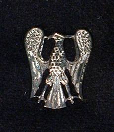 Sydd i svart ylle med lackerad skärm. Mösskanten med svart sammetsband med broderade blad mittfram.Vit snodd runt mössan. På kullen fastsydd en värmlandsörn av vitmetall. Svettsrem av brunt konstläder, fodrat med kyprat bomullstyg i gult och blått. På svettsremmen stansade små hål. P G R