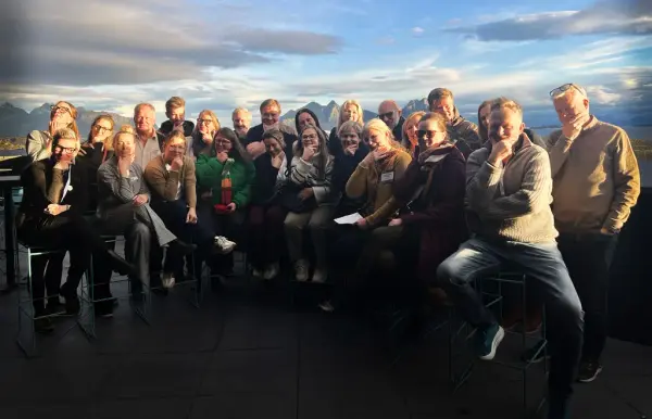 Bildetekst: Deltakerne fra Besøksnæring 2.0 på taket av Svolvær hotell.  Foto: Linda Smith / Svinesundskomiteen