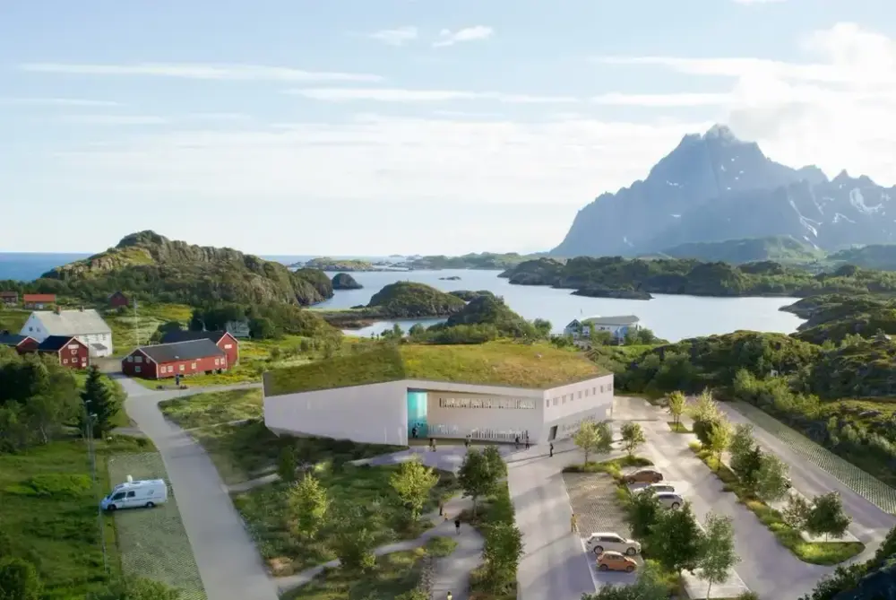 Dypt inne i fiskens hode ligger otolitten – en liten kalkstein som vokser lag for lag gjennom livet. I disse ringene kan forskerne lese fiskens alder, vandringer og livshistorie. Som et stille arkiv bærer otolitten minnene fra havet – spor etter liv, bevegelser og tid. Derfor bærer SKREIs kunnskapsbygg navnet Otolitten – et sted for å forstå havet, fisken og historiene som binder dem sammen. Otolitten i midten, Lofotmuseet til venstre, Galleri Espolin og Lofotakvariet til høyre. Illustrasjon: LPO arkitekter.