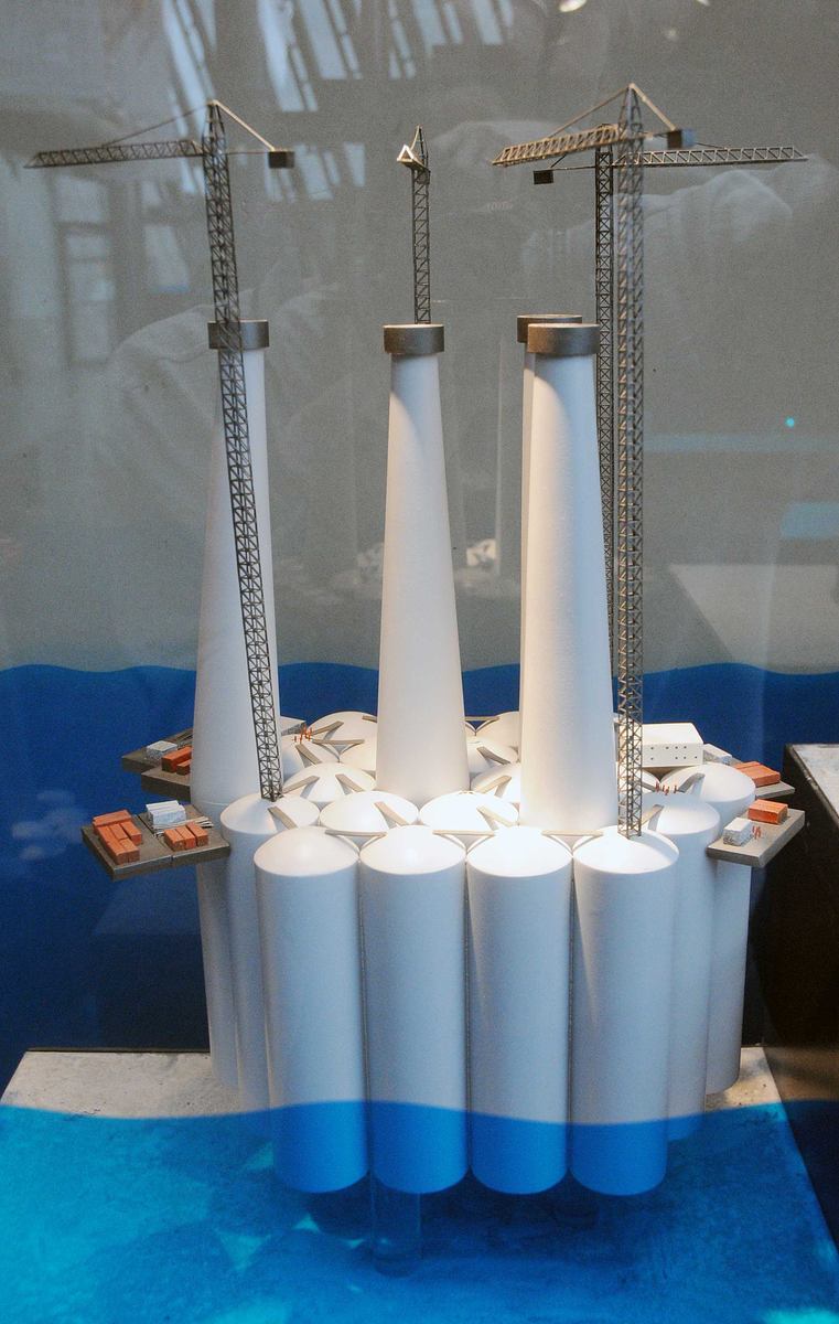 Modell nummer elleve i modellrekken som viser betongplattformen Gullfaks C i flere trinn i byggeprosessen, fra støping til ferdig sammenføyet, i kronologisk rekkefølge:
1. Tidlig fase med betongcellene i bunnseksjonen i tørrdokk. 
2. Hele betongunderstellet da det var ferdig støpt. 
3. Dekket som monteres på betongskaftene. 
4. Den komplette betongplattformen som står på havbunnen.

Modellen er bygget i målestokk 1:750.