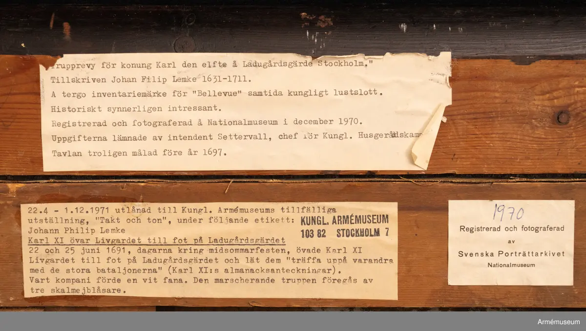 Oljemålning föreställande "Trupprevy för konung Karl XI å Ladugårds-gärdet i Stockholm". Målningen är utförd av Johan Filip Lemke (1631-1711).
Karl XI övar Livgardet till fot på Ladugårdsgärdet
22 och 25 juni 1691, dagarna kring midsommarfesten, övade Karl XI Livgardet till fot på Ladugårdsgärdet och lät dem "träffa uppå varandra med de stora bataljonerna" (Karl XI:s dagboksanteckningar). Vart kompani förde en vit fana. Den marscherande truppen föregås av tre skalmejblåsare.
Etikett med text: 1970 Registrerad och fotograferad av Svenska Porträttarkivet Nationalmuseum