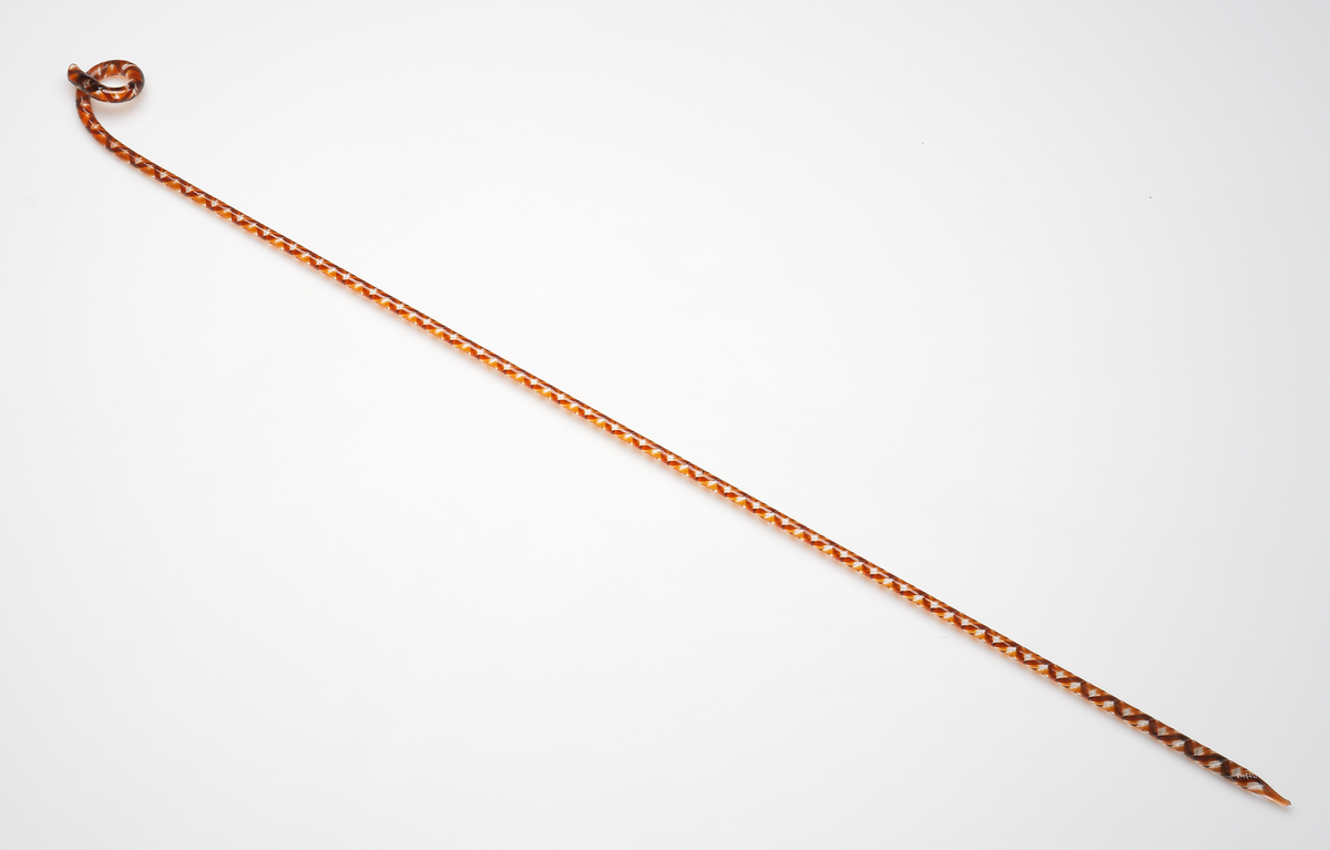 Tvinnad blomsterpinne i form av en käpp med ena enden krökt.
