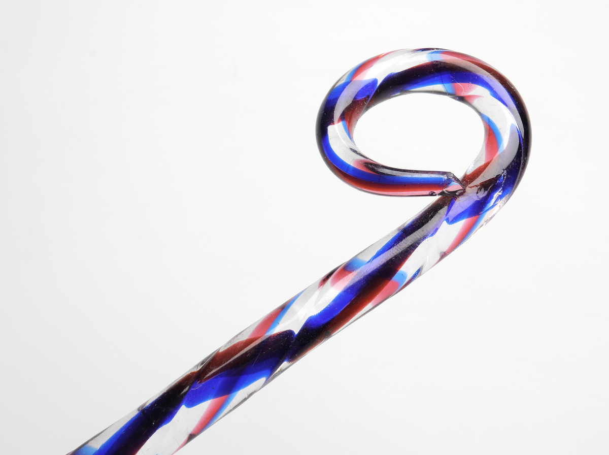 Tvinnad blomsterpinne i form av en käpp med ena enden krökt.