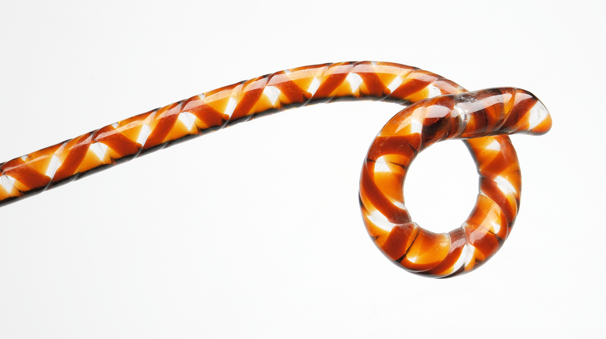 Tvinnad blomsterpinne i form av en käpp med ena enden krökt.
