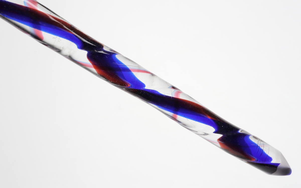 Tvinnad blomsterpinne i form av en käpp med ena enden krökt.