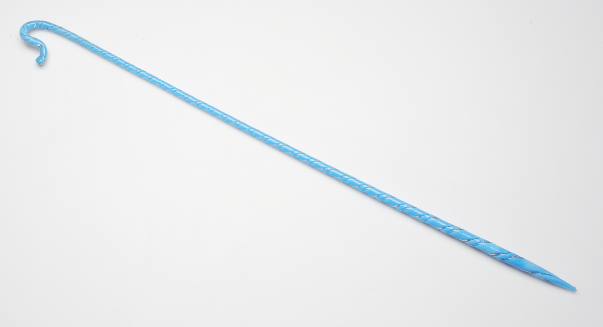 Tvinnad blomsterpinne i form av en käpp med ena enden krökt.
