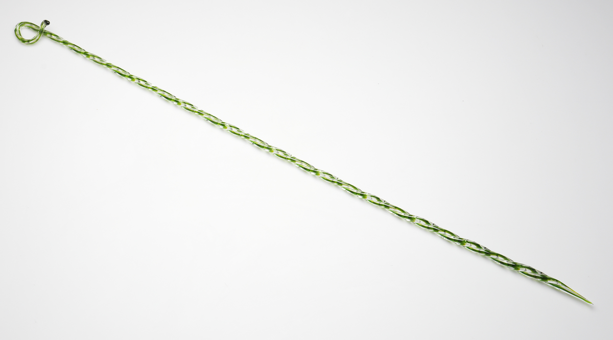 Tvinnad blomsterpinne i form av en käpp med ena enden krökt.
