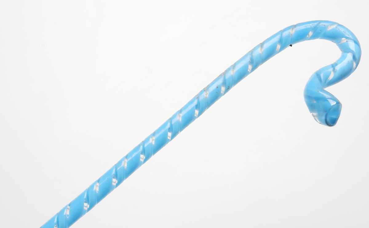 Tvinnad blomsterpinne i form av en käpp med ena enden krökt.
