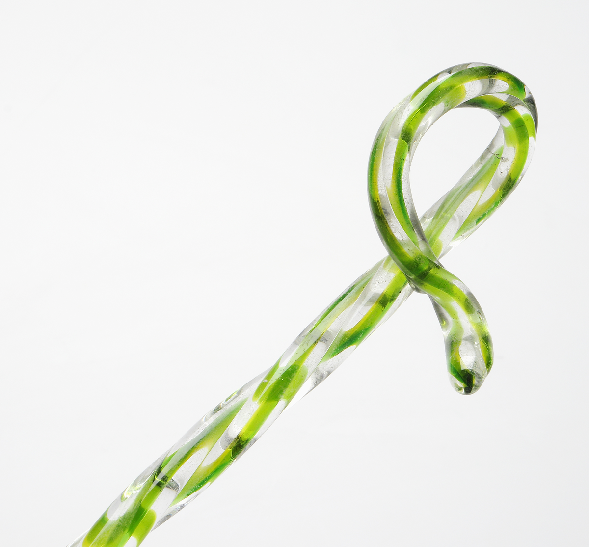 Tvinnad blomsterpinne i form av en käpp med ena enden krökt.
