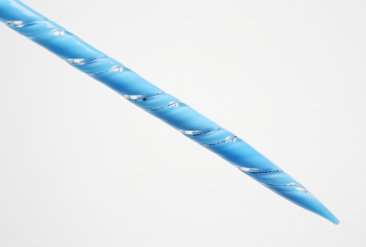 Tvinnad blomsterpinne i form av en käpp med ena enden krökt.
