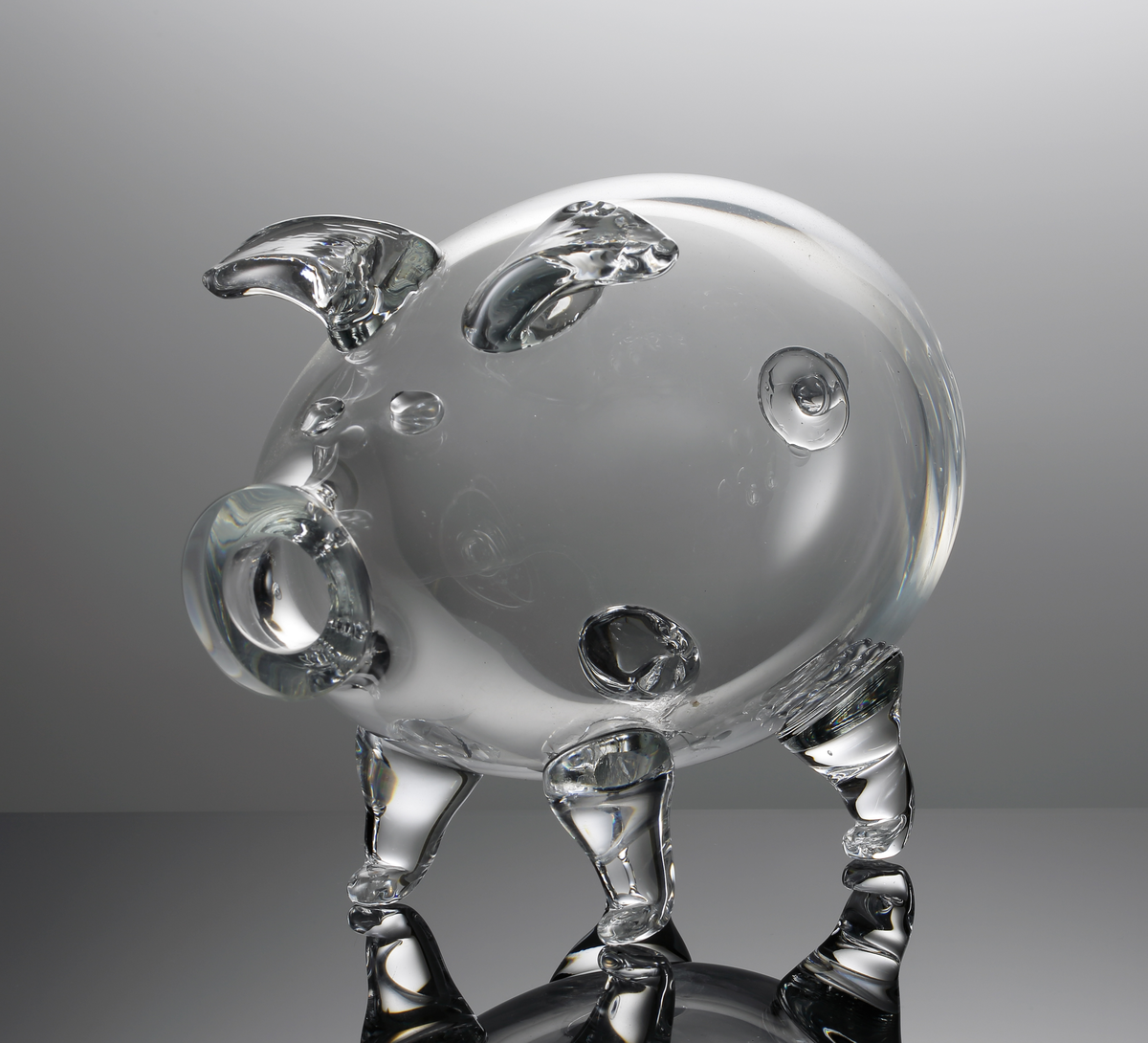 Stor glasgris blåst på frihand med öppet tryne.