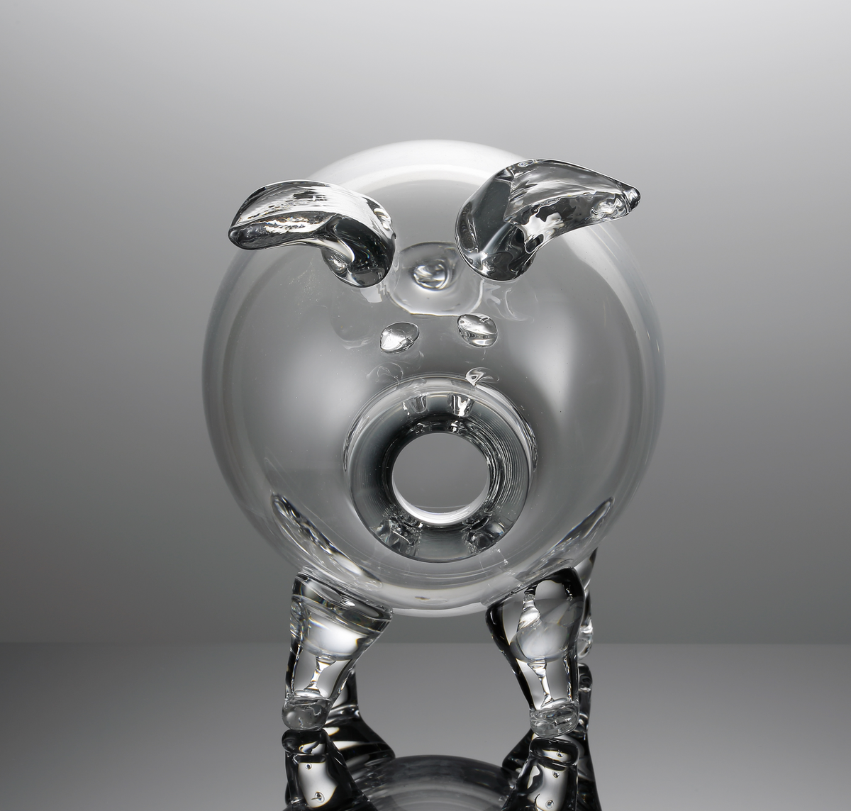 Stor glasgris blåst på frihand med öppet tryne.