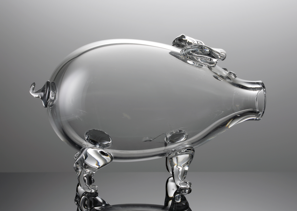 Stor glasgris blåst på frihand med öppet tryne.