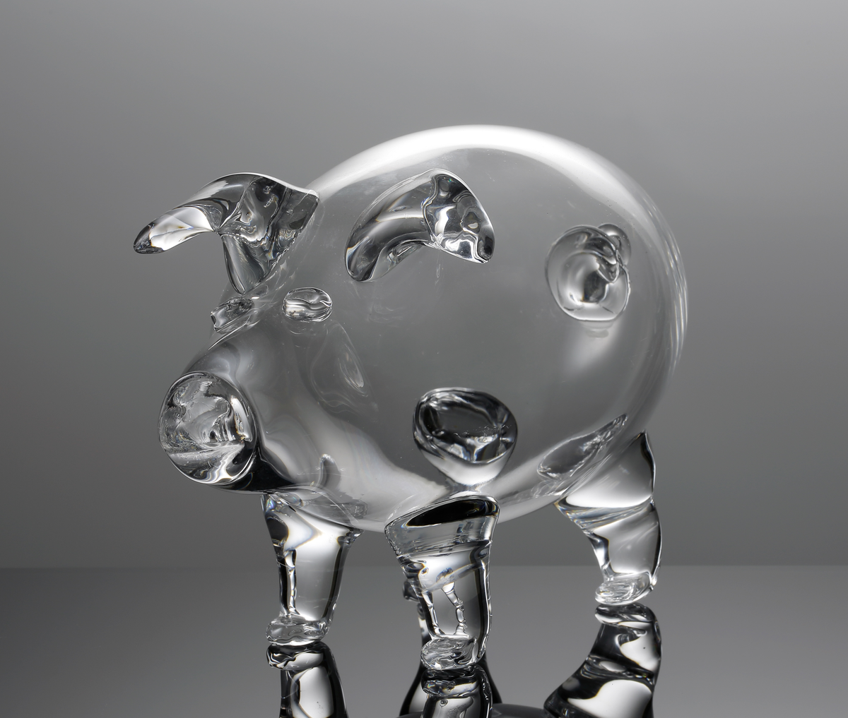 Mellanstor glasgris blåst på frihand.