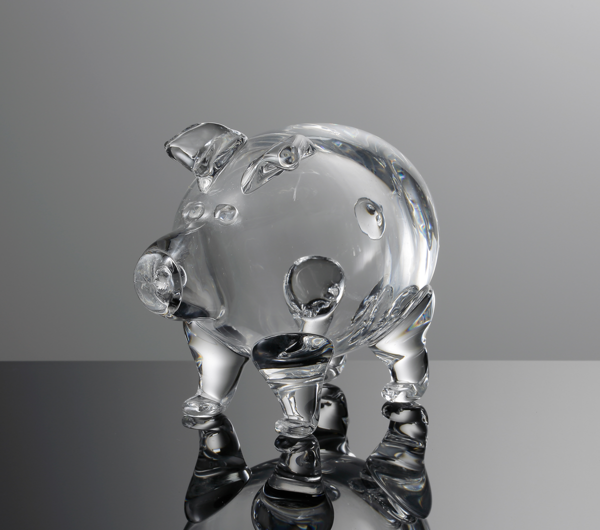 Liten glasgris blåst på frihand.