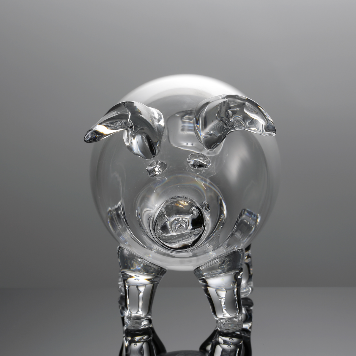 Mellanstor glasgris blåst på frihand.