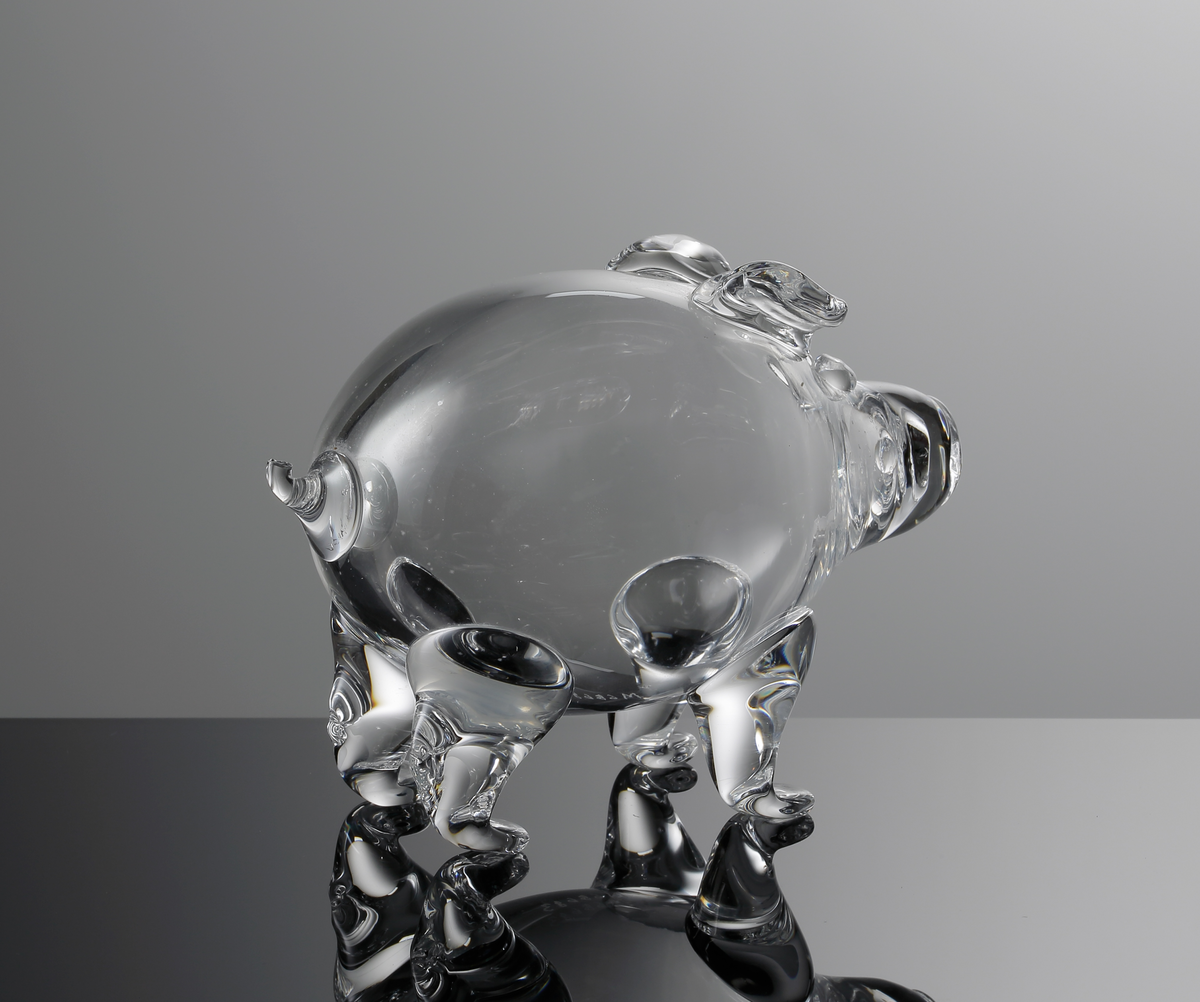 Liten glasgris blåst på frihand.