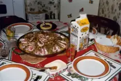 Paella med mjölk. Ett dukat bord på Höjdgatan i Mölndal, dec