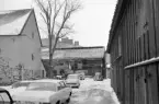 Motiv från restaureringen av Rhyzeliusgården vid Kungsgatans västra ände i Linköping. Den reveterade längan uppfördes 1723-24 till bostad för domprosten Andreas Rhyzelius. Foto november 1970.
