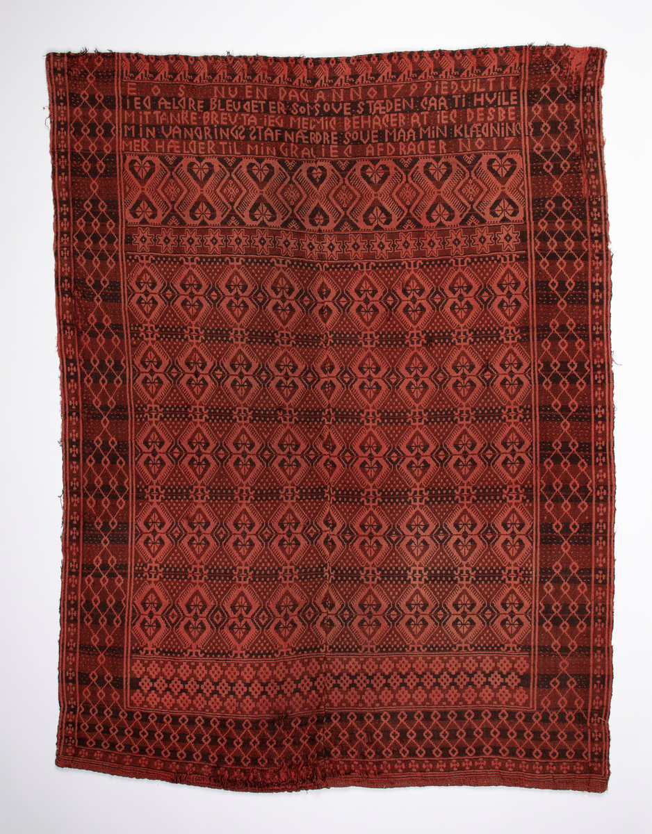 Åkle i dobbeltvev (også kalt Meråkervev eller flensvev). "Spigilåklæ" i svart og rødt med tradisjonelt geometrisk mønster.

Innvevd innskripsjon øverst på den ene halvpart: "E O S. NU EN DAG IEG ÆLDRE BLEV. DET ER SOM MIT TANKE BREV. TA IEG MED MIN VANDRINGS STAF. NÆRMER HÆLDER TIL MIN GRAV." På annen halvdel: "ANNO 1799. IEG VIL TIL SOVE STÆDEN GAA. TI HVILE MIG BEHAGER. AT IEG DES BEDRE SOVE. MAA MIN KLÆDNING IEG AFDRAGER. NO 17."