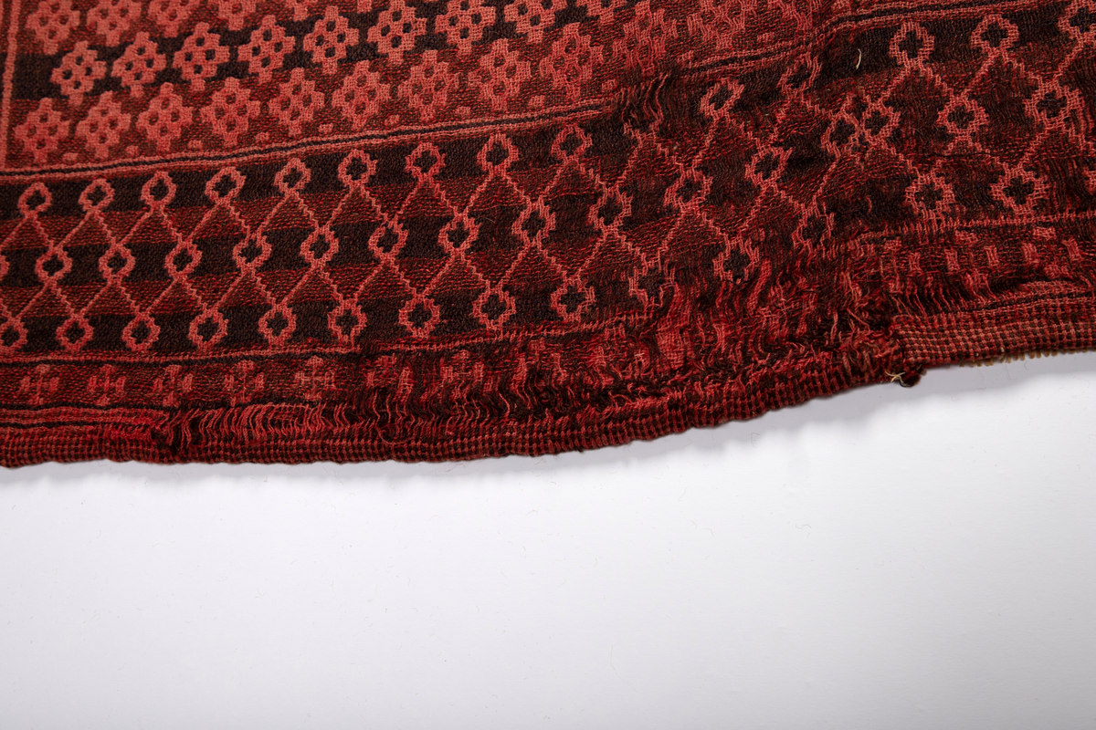 Åkle i dobbeltvev (også kalt Meråkervev eller flensvev). "Spigilåklæ" i svart og rødt med tradisjonelt geometrisk mønster.

Innvevd innskripsjon øverst på den ene halvpart: "E O S. NU EN DAG IEG ÆLDRE BLEV. DET ER SOM MIT TANKE BREV. TA IEG MED MIN VANDRINGS STAF. NÆRMER HÆLDER TIL MIN GRAV." På annen halvdel: "ANNO 1799. IEG VIL TIL SOVE STÆDEN GAA. TI HVILE MIG BEHAGER. AT IEG DES BEDRE SOVE. MAA MIN KLÆDNING IEG AFDRAGER. NO 17."