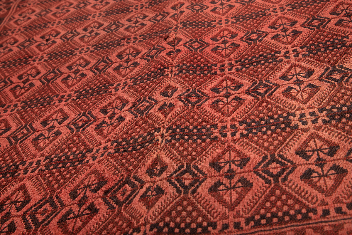 Åkle i dobbeltvev (også kalt Meråkervev eller flensvev). "Spigilåklæ" i svart og rødt med tradisjonelt geometrisk mønster.

Innvevd innskripsjon øverst på den ene halvpart: "E O S. NU EN DAG IEG ÆLDRE BLEV. DET ER SOM MIT TANKE BREV. TA IEG MED MIN VANDRINGS STAF. NÆRMER HÆLDER TIL MIN GRAV." På annen halvdel: "ANNO 1799. IEG VIL TIL SOVE STÆDEN GAA. TI HVILE MIG BEHAGER. AT IEG DES BEDRE SOVE. MAA MIN KLÆDNING IEG AFDRAGER. NO 17."