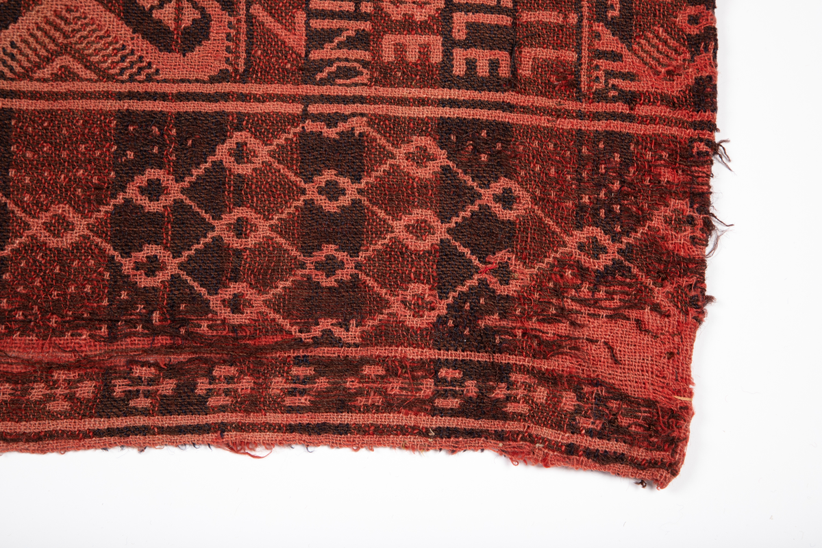 Åkle i dobbeltvev (også kalt Meråkervev eller flensvev). "Spigilåklæ" i svart og rødt med tradisjonelt geometrisk mønster.

Innvevd innskripsjon øverst på den ene halvpart: "E O S. NU EN DAG IEG ÆLDRE BLEV. DET ER SOM MIT TANKE BREV. TA IEG MED MIN VANDRINGS STAF. NÆRMER HÆLDER TIL MIN GRAV." På annen halvdel: "ANNO 1799. IEG VIL TIL SOVE STÆDEN GAA. TI HVILE MIG BEHAGER. AT IEG DES BEDRE SOVE. MAA MIN KLÆDNING IEG AFDRAGER. NO 17."