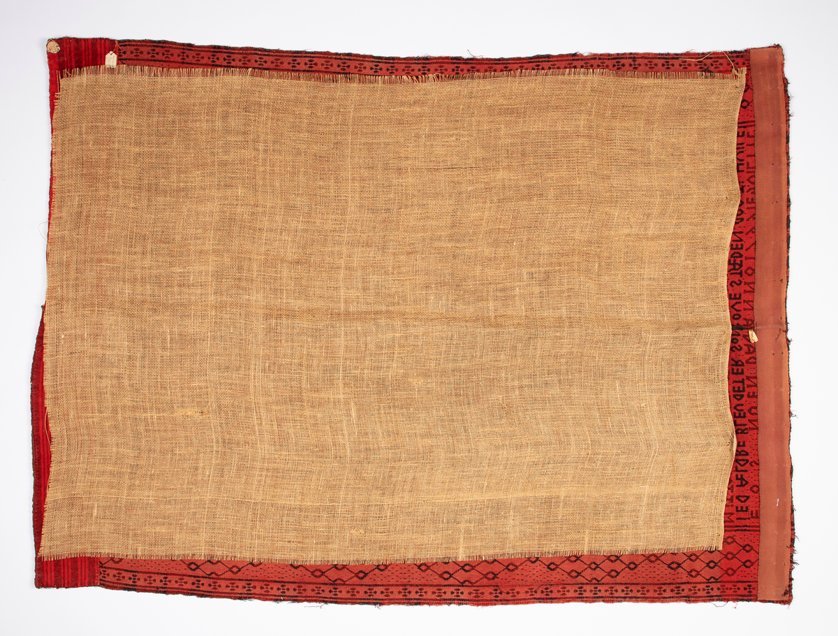 Åkle i dobbeltvev (også kalt Meråkervev eller flensvev). "Spigilåklæ" i svart og rødt med tradisjonelt geometrisk mønster.

Innvevd innskripsjon øverst på den ene halvpart: "E O S. NU EN DAG IEG ÆLDRE BLEV. DET ER SOM MIT TANKE BREV. TA IEG MED MIN VANDRINGS STAF. NÆRMER HÆLDER TIL MIN GRAV." På annen halvdel: "ANNO 1799. IEG VIL TIL SOVE STÆDEN GAA. TI HVILE MIG BEHAGER. AT IEG DES BEDRE SOVE. MAA MIN KLÆDNING IEG AFDRAGER. NO 17."