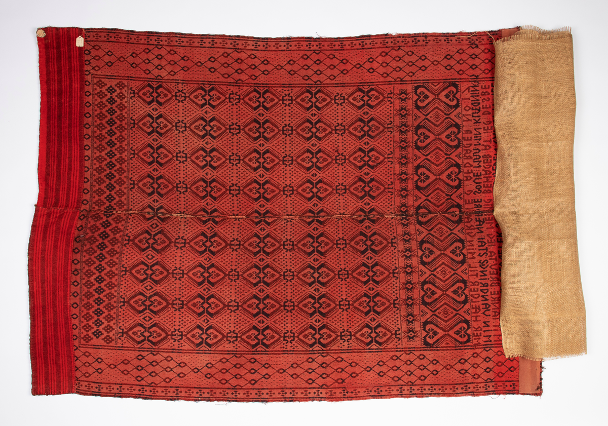 Åkle i dobbeltvev (også kalt Meråkervev eller flensvev). "Spigilåklæ" i svart og rødt med tradisjonelt geometrisk mønster.

Innvevd innskripsjon øverst på den ene halvpart: "E O S. NU EN DAG IEG ÆLDRE BLEV. DET ER SOM MIT TANKE BREV. TA IEG MED MIN VANDRINGS STAF. NÆRMER HÆLDER TIL MIN GRAV." På annen halvdel: "ANNO 1799. IEG VIL TIL SOVE STÆDEN GAA. TI HVILE MIG BEHAGER. AT IEG DES BEDRE SOVE. MAA MIN KLÆDNING IEG AFDRAGER. NO 17."