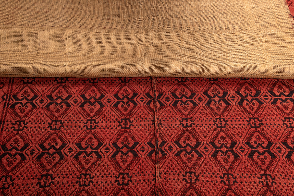 Åkle i dobbeltvev (også kalt Meråkervev eller flensvev). "Spigilåklæ" i svart og rødt med tradisjonelt geometrisk mønster.

Innvevd innskripsjon øverst på den ene halvpart: "E O S. NU EN DAG IEG ÆLDRE BLEV. DET ER SOM MIT TANKE BREV. TA IEG MED MIN VANDRINGS STAF. NÆRMER HÆLDER TIL MIN GRAV." På annen halvdel: "ANNO 1799. IEG VIL TIL SOVE STÆDEN GAA. TI HVILE MIG BEHAGER. AT IEG DES BEDRE SOVE. MAA MIN KLÆDNING IEG AFDRAGER. NO 17."