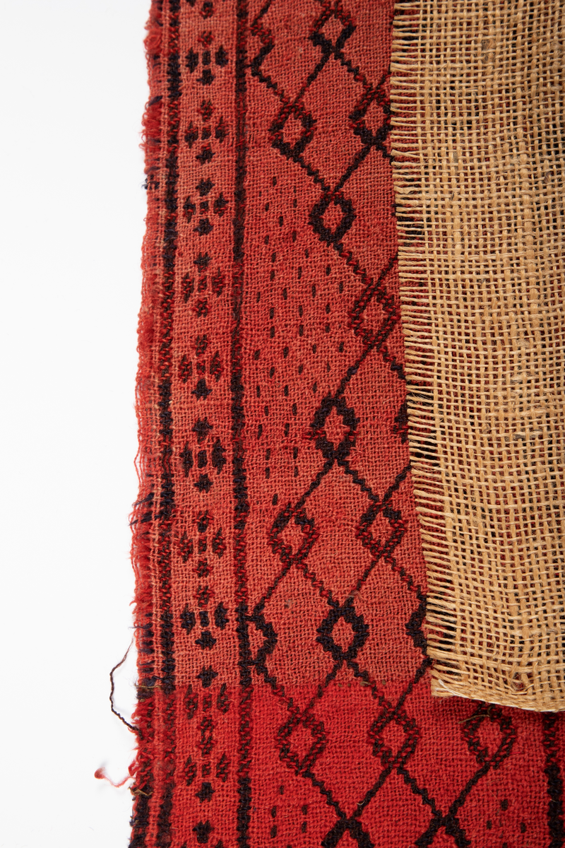 Åkle i dobbeltvev (også kalt Meråkervev eller flensvev). "Spigilåklæ" i svart og rødt med tradisjonelt geometrisk mønster.

Innvevd innskripsjon øverst på den ene halvpart: "E O S. NU EN DAG IEG ÆLDRE BLEV. DET ER SOM MIT TANKE BREV. TA IEG MED MIN VANDRINGS STAF. NÆRMER HÆLDER TIL MIN GRAV." På annen halvdel: "ANNO 1799. IEG VIL TIL SOVE STÆDEN GAA. TI HVILE MIG BEHAGER. AT IEG DES BEDRE SOVE. MAA MIN KLÆDNING IEG AFDRAGER. NO 17."