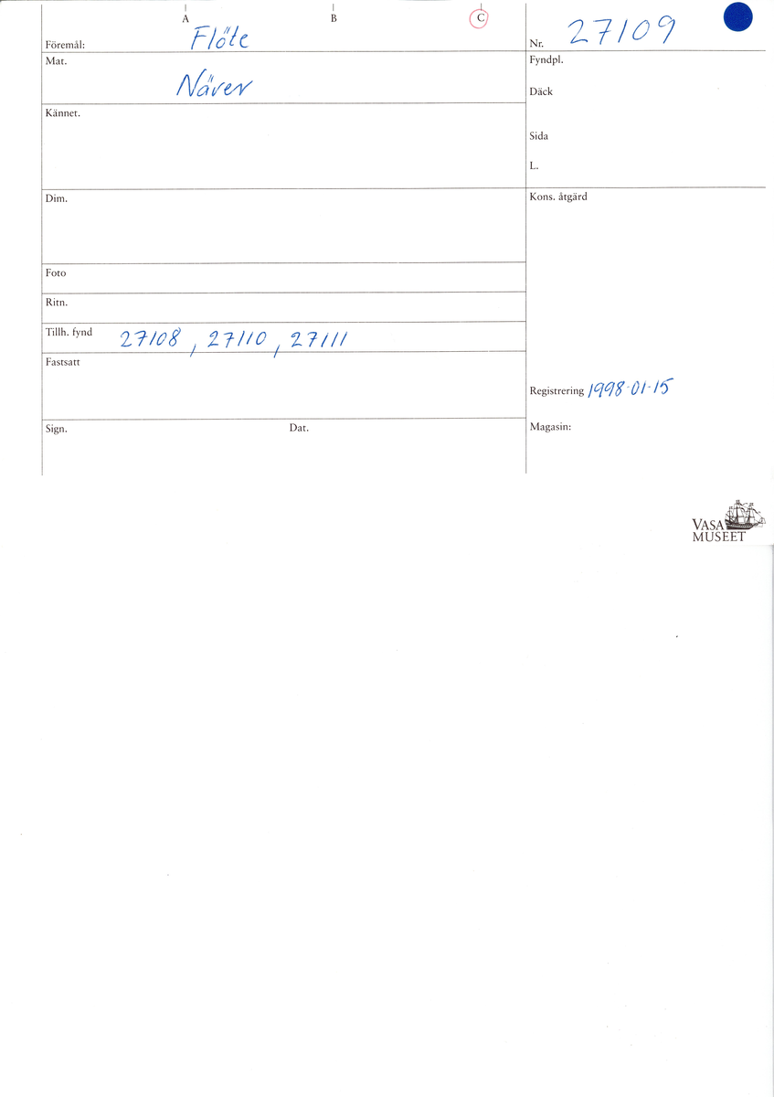 Ett flöte av näver. Flötet har formen av en rulle. I flötets mitt finns ett ca 10 mm brett hål som lötper genom rullen. Flötet är välbevarat.