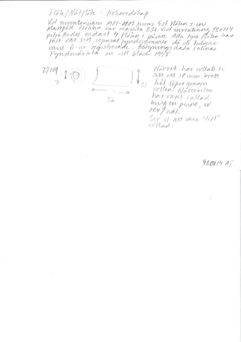 Ett flöte av näver. Flötet har formen av en rulle. I flötets mitt finns ett ca 10 mm brett hål som lötper genom rullen. Flötet är välbevarat.