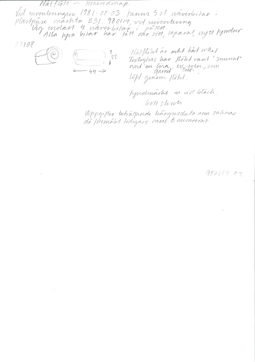 Ett flöte av näver. Flötet har formen av en rulle. Flötet är välbevarat.