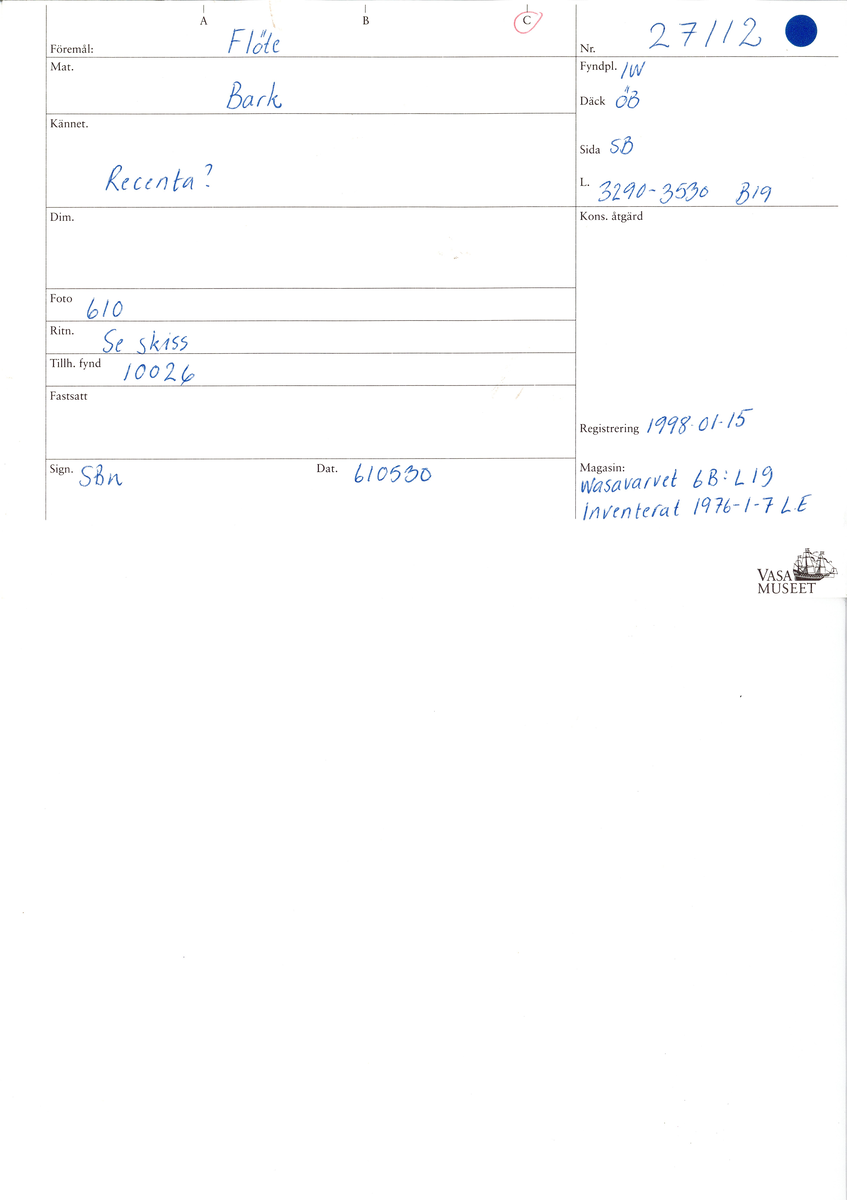 Ett ovalt flöte av bark. I flötets övre del finns två mindre hål, med kvarsittande band av rot. Flötet är välbevarat.